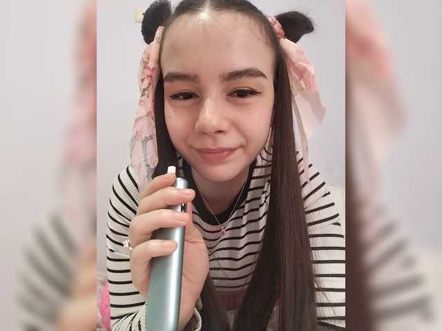 le modèle Lona-S est en webcam porno dans un show sur le site bongacams, il possède les tags suivants: White/Caucasian,Brunette,Shaved