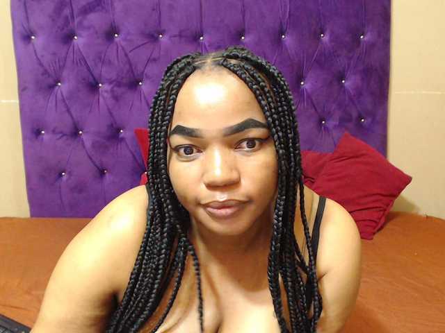 sexyeboncurvy live cam on BongaCams