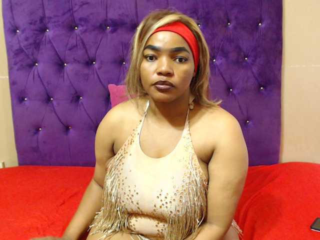 sexyeboncurvy live cam on BongaCams