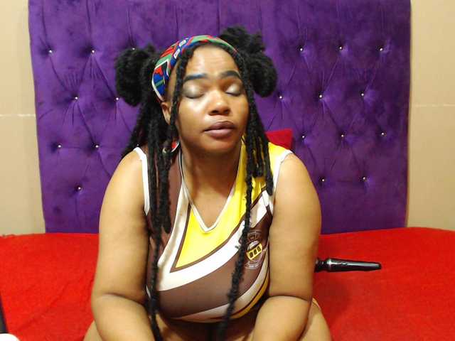 sexyeboncurvy live cam on BongaCams