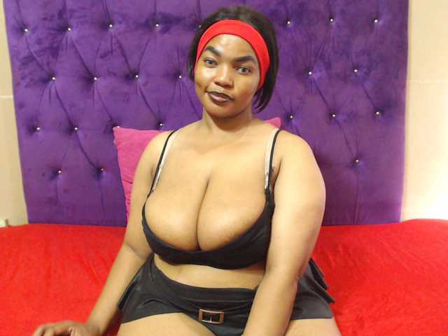 sexyeboncurvy live cam on BongaCams