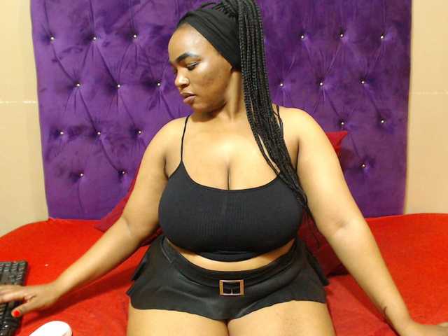 sexyeboncurvy live cam on BongaCams