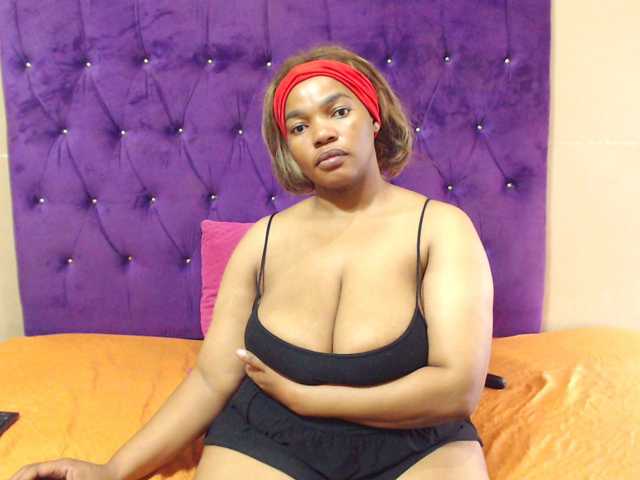 sexyeboncurvy live cam on BongaCams