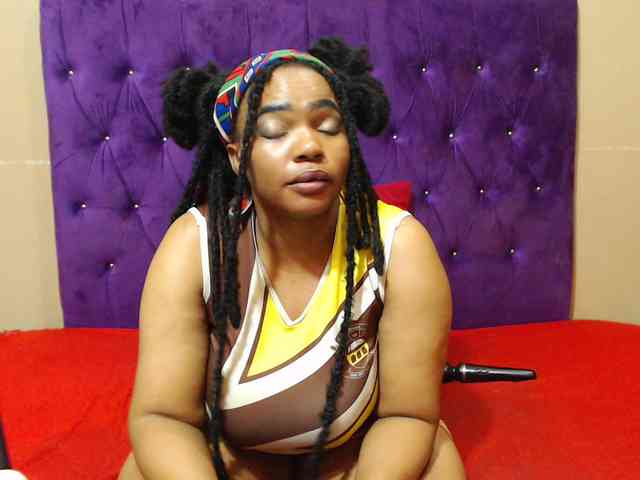 sexyeboncurvy webcam