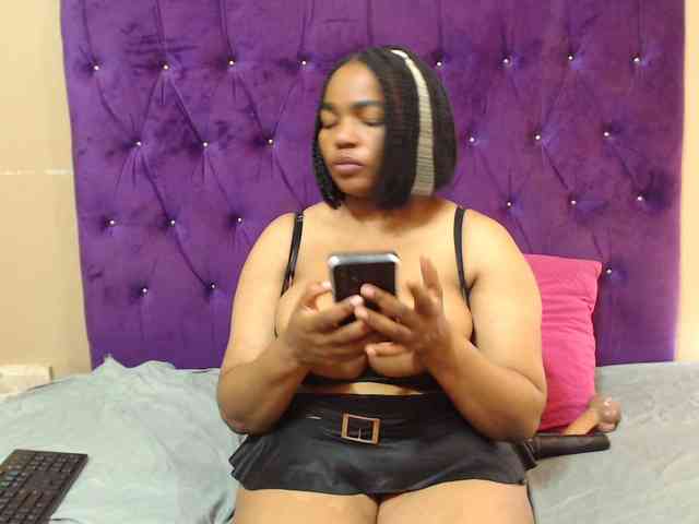 sexyeboncurvy webcam