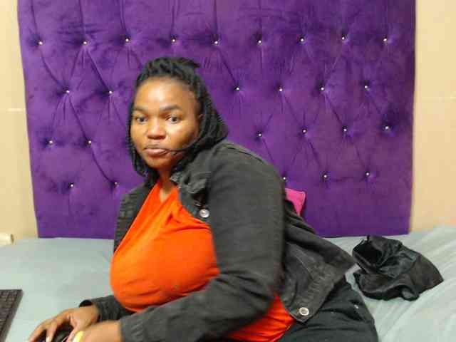 sexyeboncurvy webcam