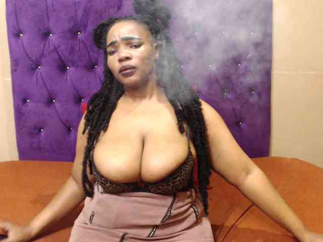 sexyeboncurvy webcam
