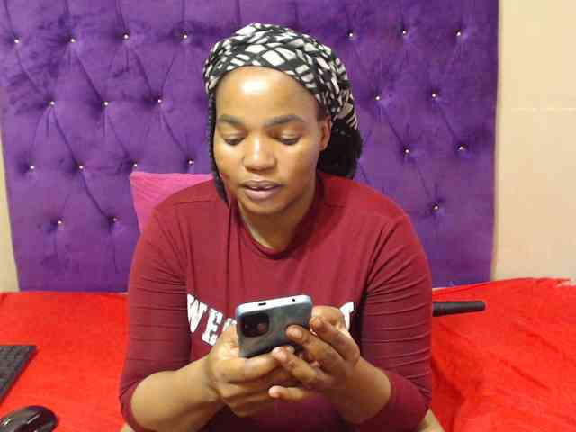 sexyeboncurvy's live room