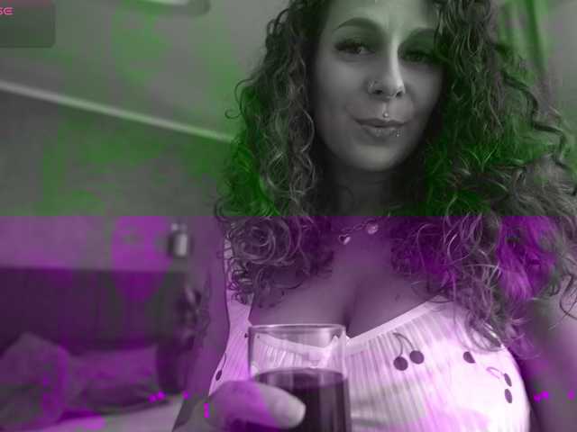MaraWalks — live female cam