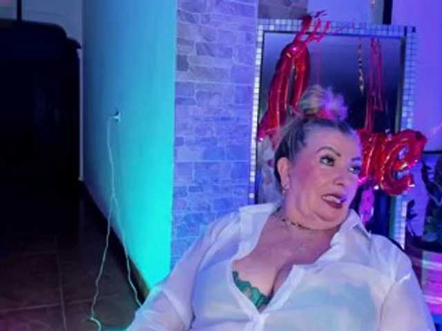 xcarlet1 live cam on BongaCams