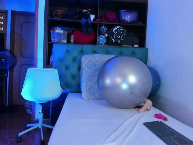 xcarlet1 live webcam show