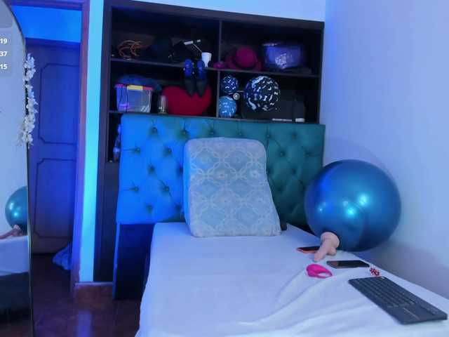 xcarlet1 live webcam show