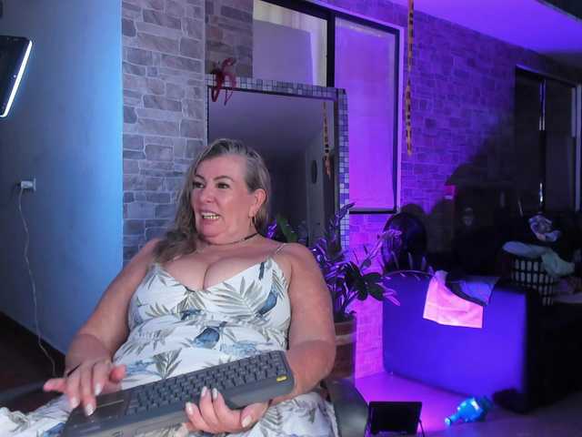 xcarlet1 live cam on BongaCams