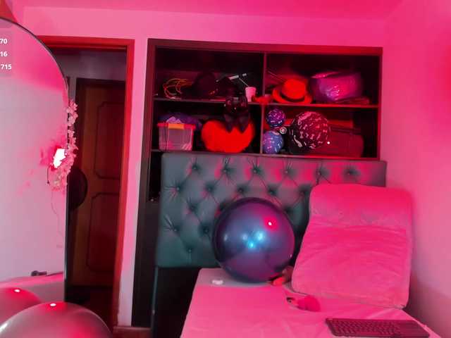 xcarlet1 live cam on BongaCams
