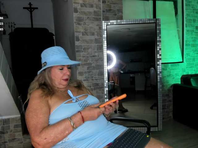 xcarlet1's BongaCams show and profile