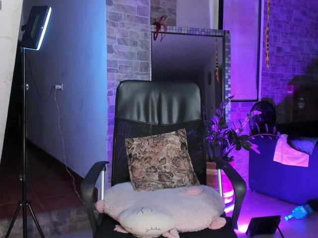 xcarlet1 live cam on BongaCams
