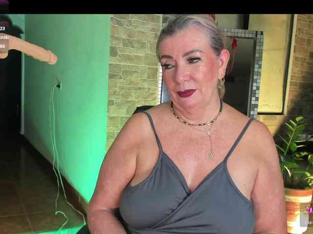 xcarlet1 live female cam on bongacams