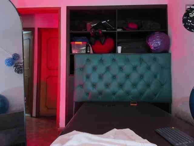 xcarlet1 Live Webcam on BongaCams