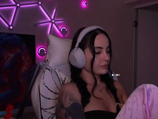 le modèle AmaReda est en webcam porno dans un show sur le site bongacams, il possède les tags suivants: White/Caucasian,Brunette,Shaved