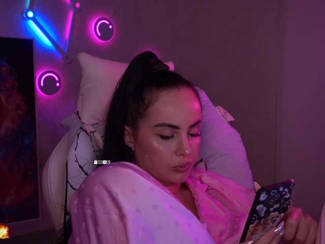 le modèle AmaReda est en webcam porno dans un show sur le site bongacams, il possède les tags suivants: White/Caucasian,Brunette,Shaved