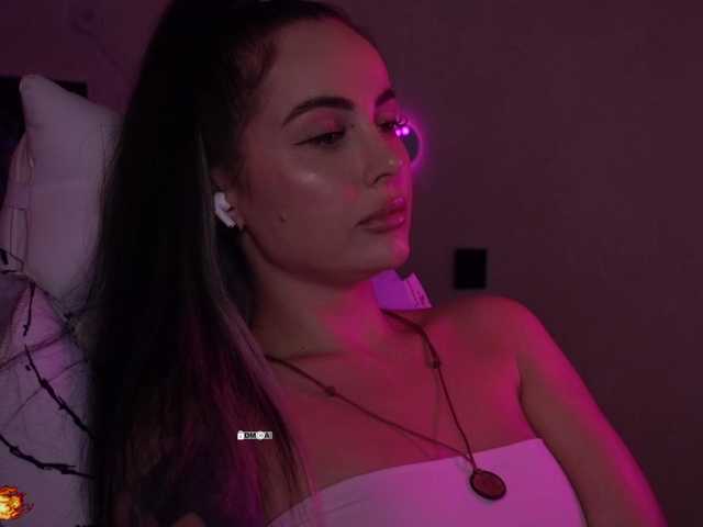 le modèle AmaReda est en webcam porno dans un show sur le site bongacams, il possède les tags suivants: White/Caucasian,Brunette,Shaved