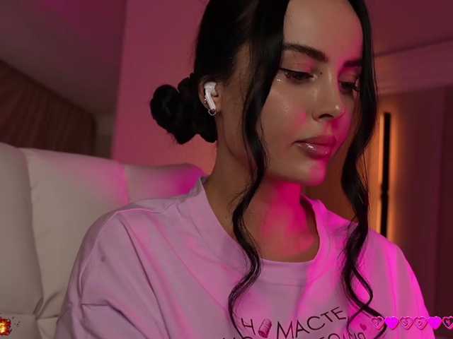 your-red-wine, live now on BongaCams