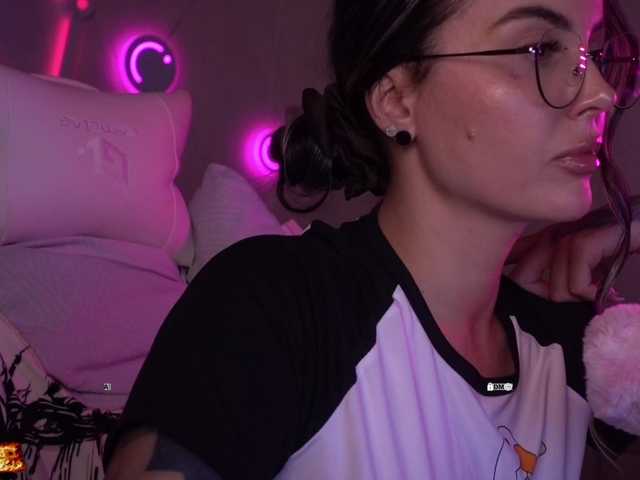 your-red-wine live cam on BongaCams