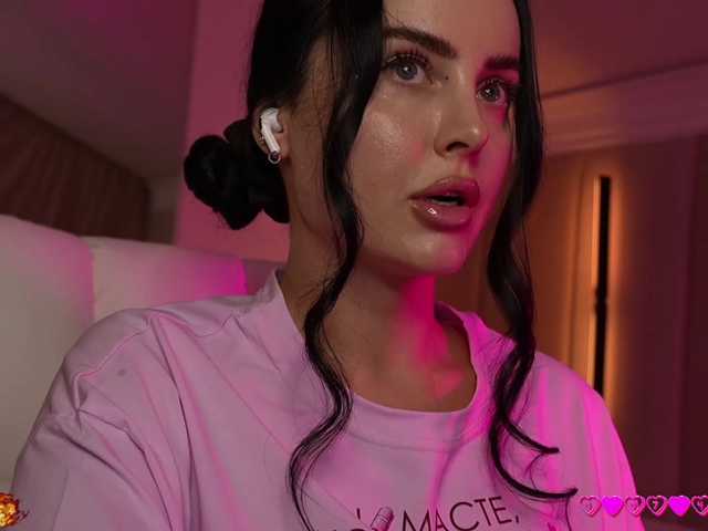 your-red-wine, live now on BongaCams