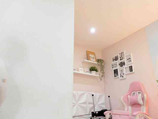 EllaThorne webcam