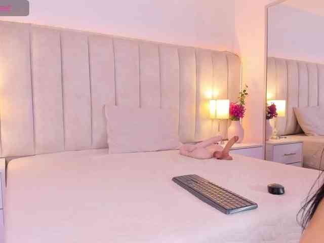 EllaThorne webcam