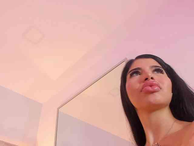 EllaThorne webcam