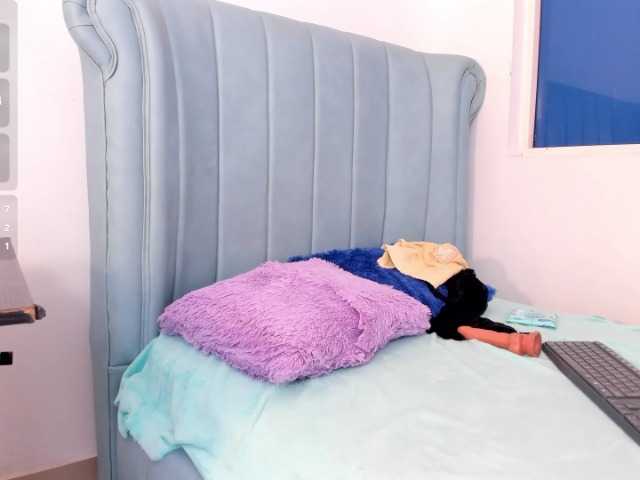 Skinny-Mature live cam on BongaCams
