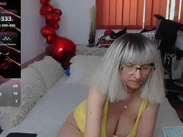 यह मॉडल अभी लाइव है. MilfDolores