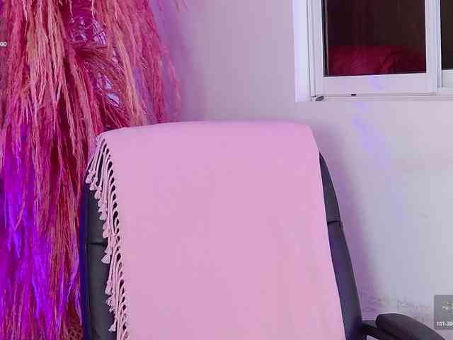 Model: ZoeCamils