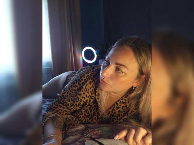 Tanysha-1 live cam on BongaCams