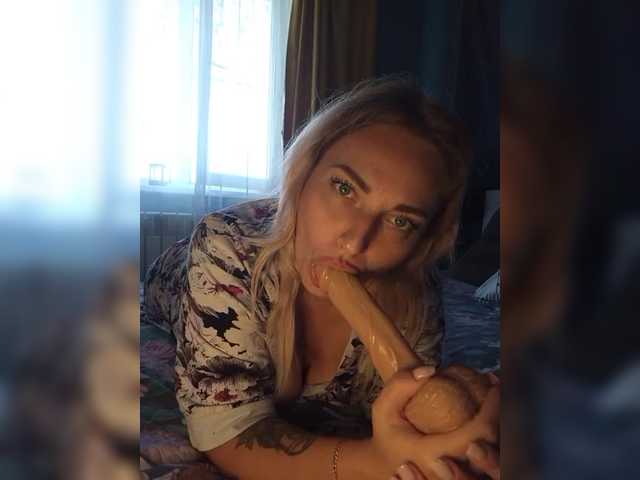 Tanysha-1 live cam on BongaCams