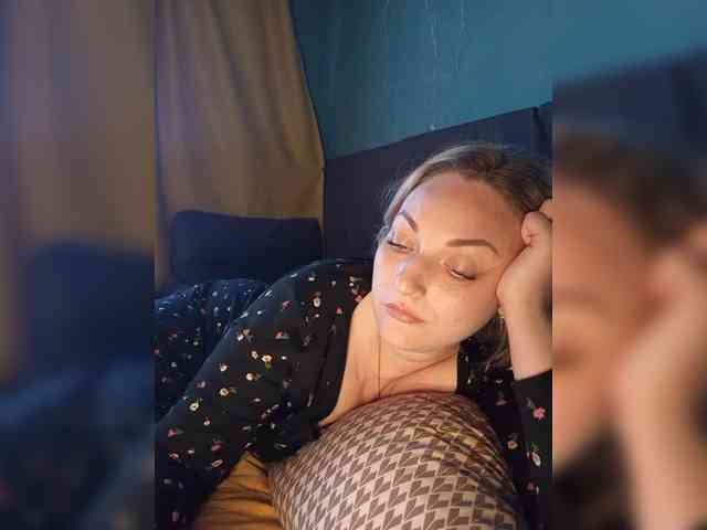 Model ini sedang live sekarang. Tanysha-1