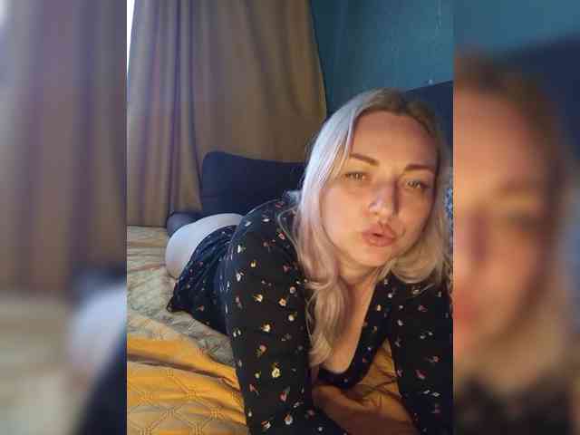 Model ini sedang live sekarang. Tanysha-1