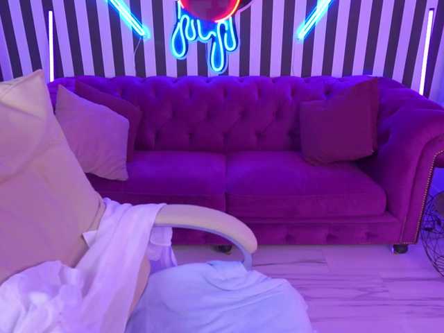 LittleShyy's BongaCams show and profile