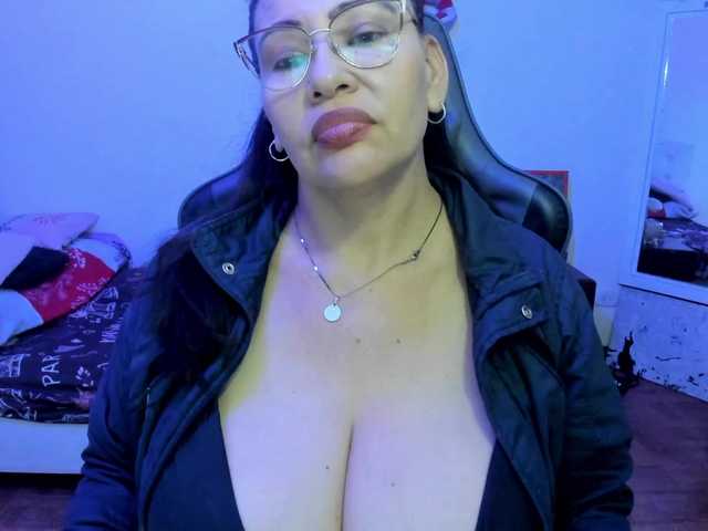 esmeraldamilf live cam on BongaCams