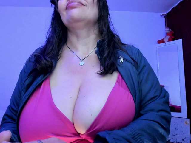 esmeraldamilf live cam on BongaCams