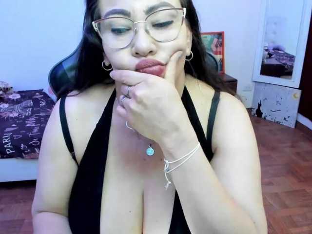 esmeraldamilf live cam on BongaCams