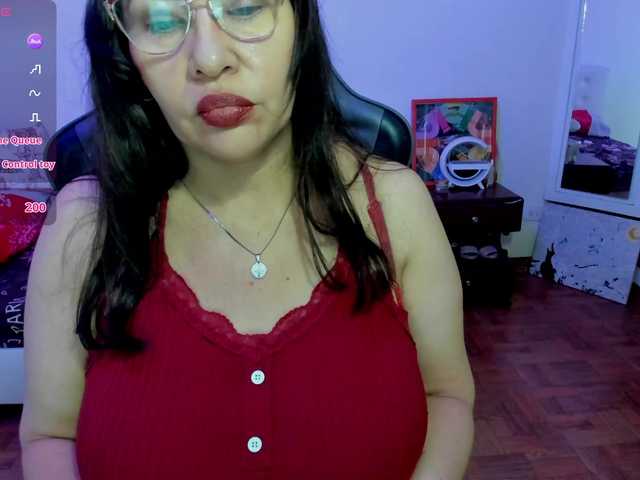 esmeraldamilf live cam on BongaCams
