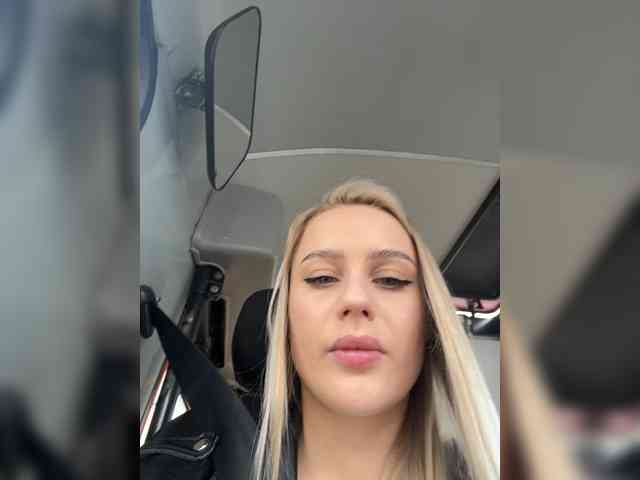 PrettyKatea live show