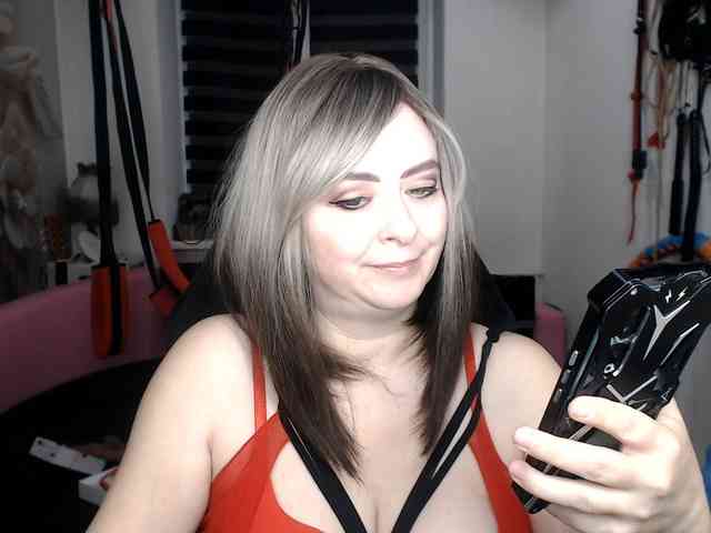 Model ini sedang live sekarang. missGODDESS