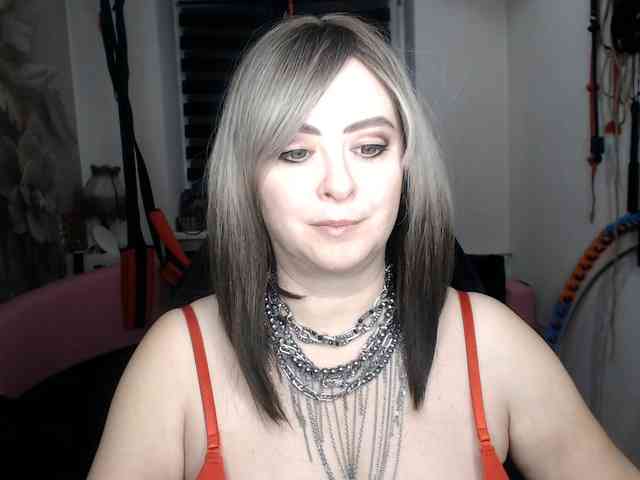 Ten model jest teraz na żywo. missGODDESS
