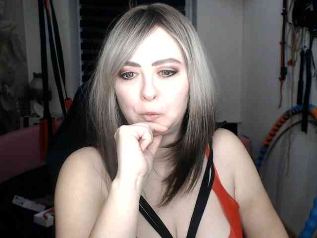 Ten model jest teraz na żywo. missGODDESS
