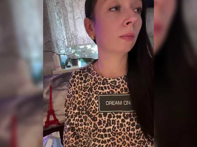 le modèle _dashulka_ est en webcam porno dans un show sur le site bongacams, il possède les tags suivants: White/Caucasian,Brunette,Shaved