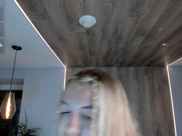 NiaHolland