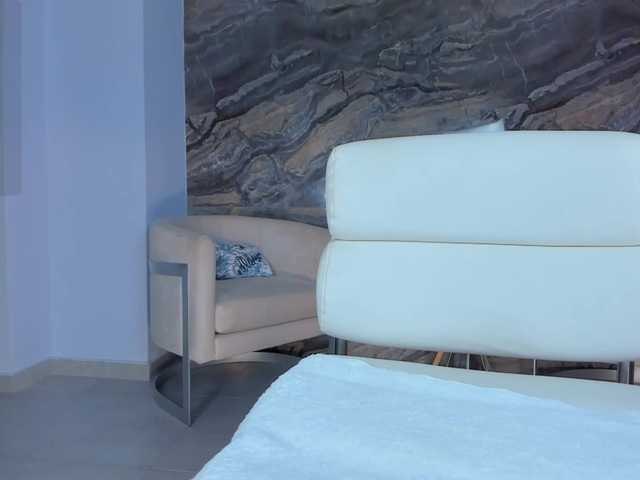 NiaHolland live cam